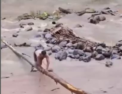 Hombre arriesgó su vida para salvar a un perro atrapado en medio de un río en Colombia