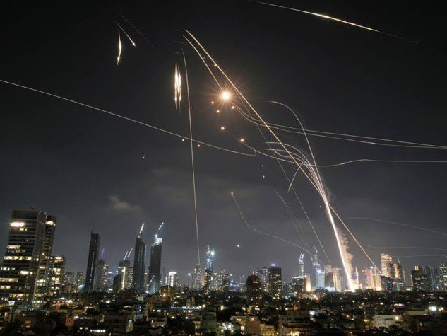 Irán lanza tercera oleada de misiles balísticos hacia Israel