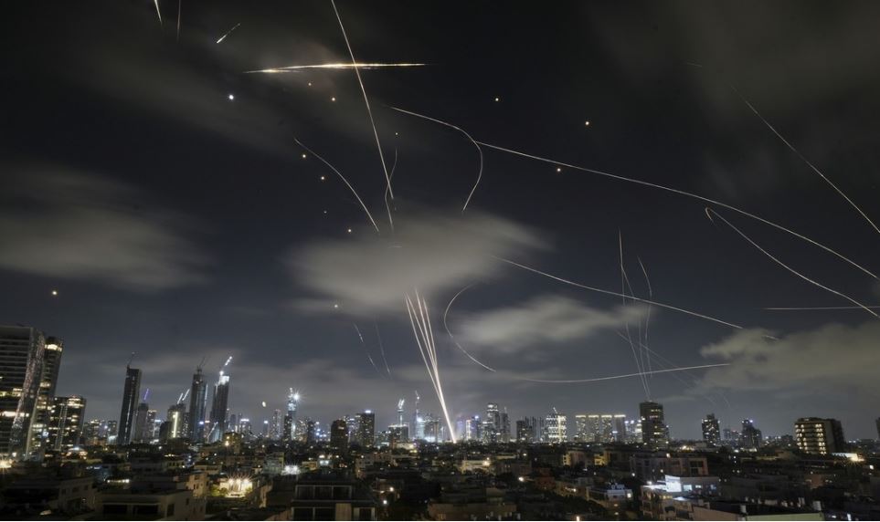Continúan los mortíferos intercambios de ataques entre Israel e Irán en su séptima jornada