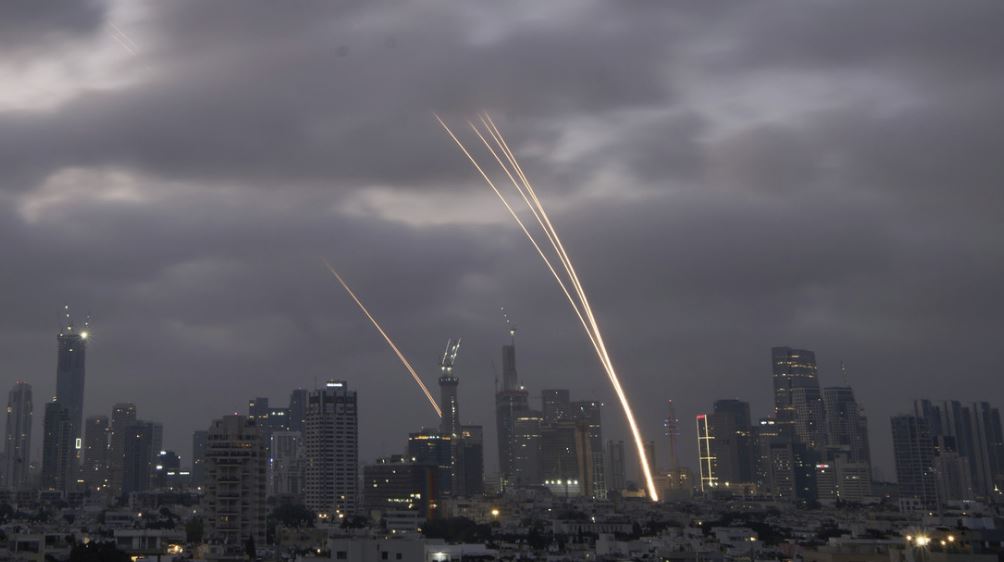 Israel ataca instalaciones de petróleo y gas de Irán
