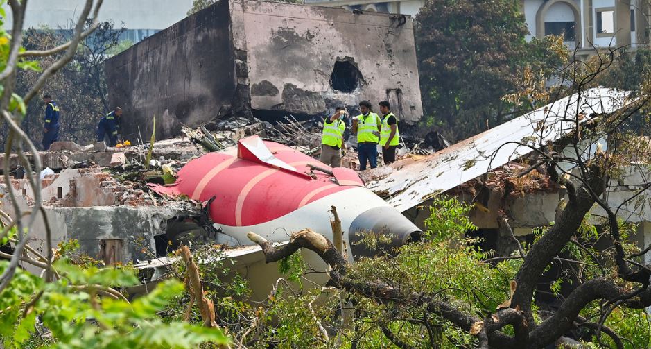 Caja negra del avión involucrado en la tragedia de Air India, reveló que le capitán cortó a propósito el combustible