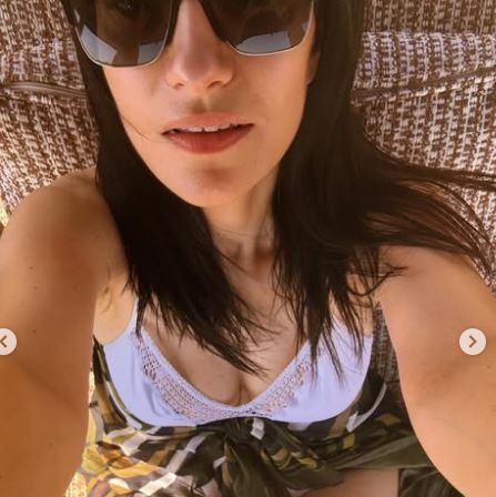 Laura Pausini le baja dos a la timidez y deja que el sol hable sobre su piel