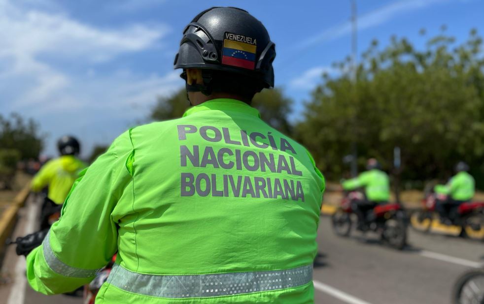 Se hace viral un PNB por golpear a una compañera de trabajo debajo del distribuidor Delicias