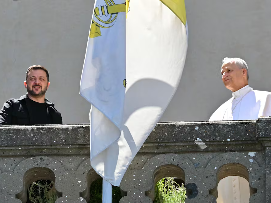 León XIV invita a Zelenski y a Rusia a negociar la paz en el Vaticano y llama al diálogo