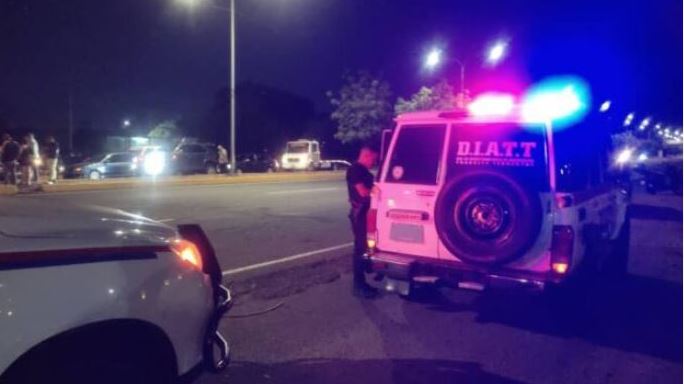 Fuerte choque entre vehículos paralizó la circunvalación uno de Maracaibo, a la altura del puente Socorro