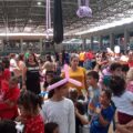 Día del Niño: De la mano de sus padres buscan regalos a pocas horas de la fiesta