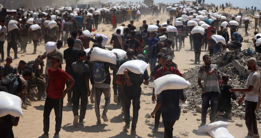 Ingresan camiones con ayuda en Gaza: Palestinos hambrientos acuden en masa a recibir ayuda humanitaria