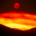 Incendio masivo en el centro de California amenaza más de 800 estructuras y deja tres heridos