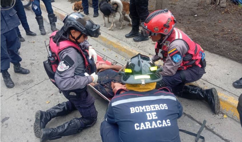 Bomberos de Caracas rescataron a hombre que cayó al Guaire