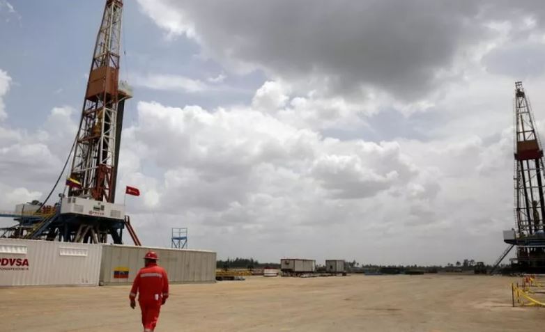 Exportaciones petroleras de Venezuela caen 10% en julio: Reuters