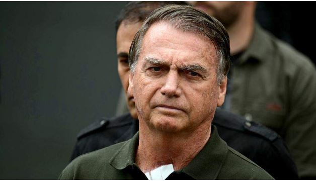 Bolsonaro mejoró "parcialmente" tras ser hospitalizado por un cuadro de anemia y problemas renales