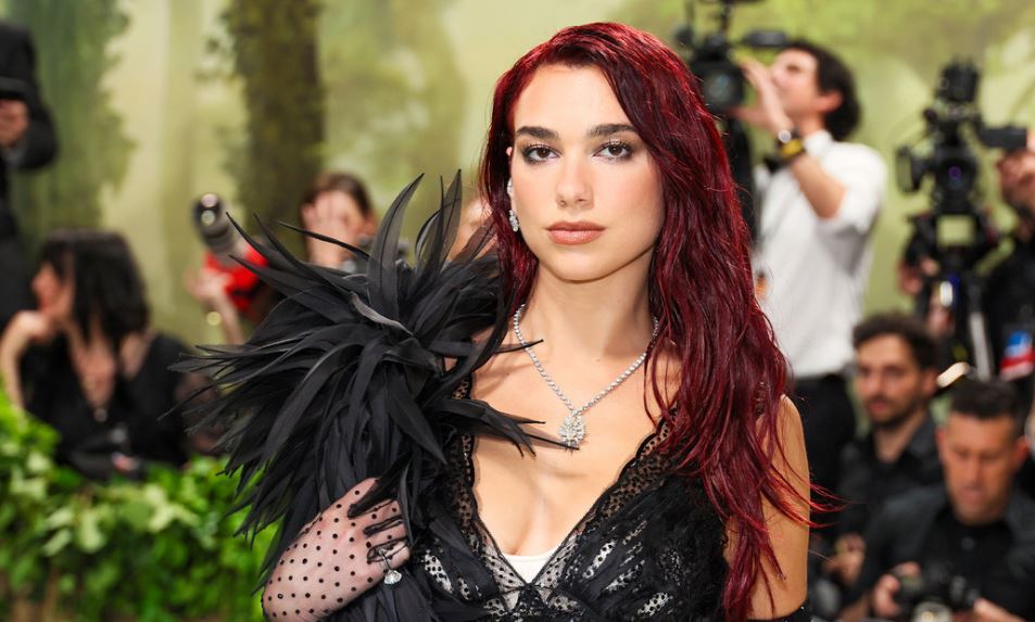 "Quemar niños vivos nunca puede justificarse": Dua Lipa critica el genocidio israelí en Gaza