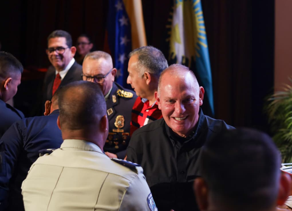Gian Carlo Di Martino entregó reconocimiento a funcionarios de Polimaracaibo