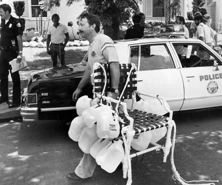Larry Walters murió un 6 de octubre de 1993: El camionero que voló a casi 5000 metros de altura en una silla atado a 42 globos