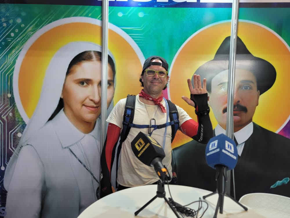 Del fin del mundo a Expozulia: Álvaro Esteban visitó el stand de Noticia al Día en Maracaibo durante su viaje épico en motocicleta
