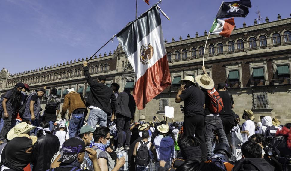 Al menos100 policías y 20 manifestantes heridos tras protestas de la Generación Z que sacuden México: violencia, detenidos y controversia política