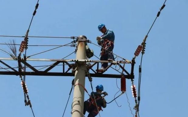 Tragedia en Maracaibo: Un técnico fallecido y dos heridos por descarga eléctrica en el barrio La Lechuga