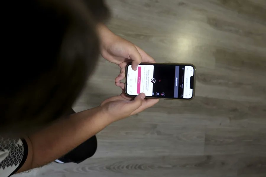España prohibirá redes sociales a menores de 16 años
