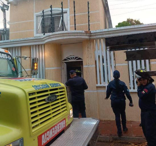 Rápida actuación de Bomberos impidió propagación de incendio en casa del sector La Arreaga