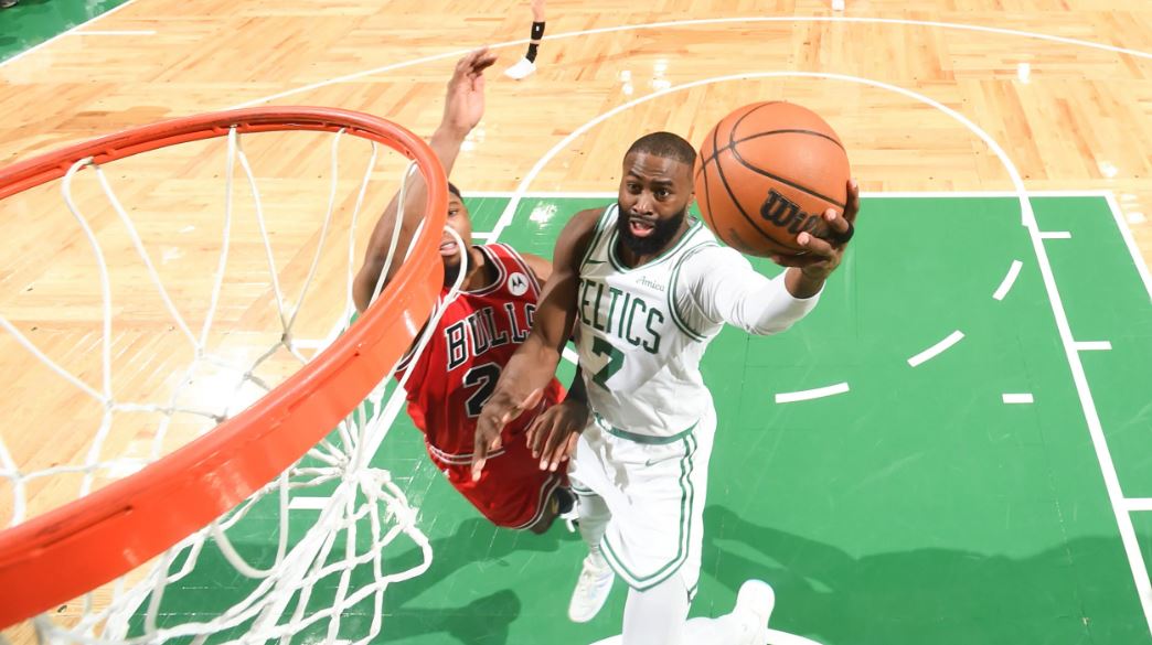 Celtics arrolló a los Bulls con destacada presentación de Vucevic