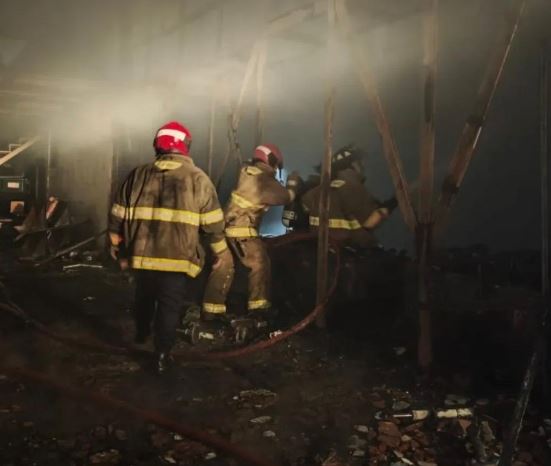 Bomberos de Maracaibo sofocaron incendio en el sector Panamericano
