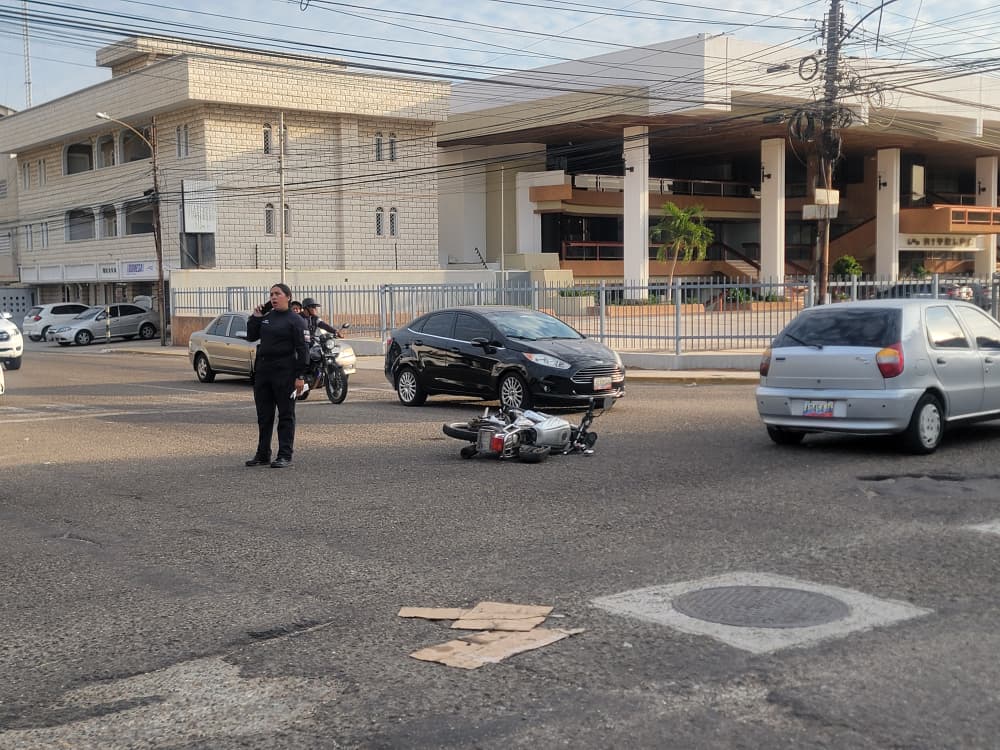 Una mujer herida dejó choque entre una moto y un vehículo en la avenida 13A