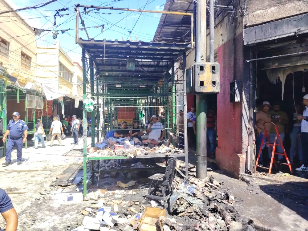 Bomberos de Maracaibo sofocaron incendio en el Casco Central: 15 mesas afectadas
