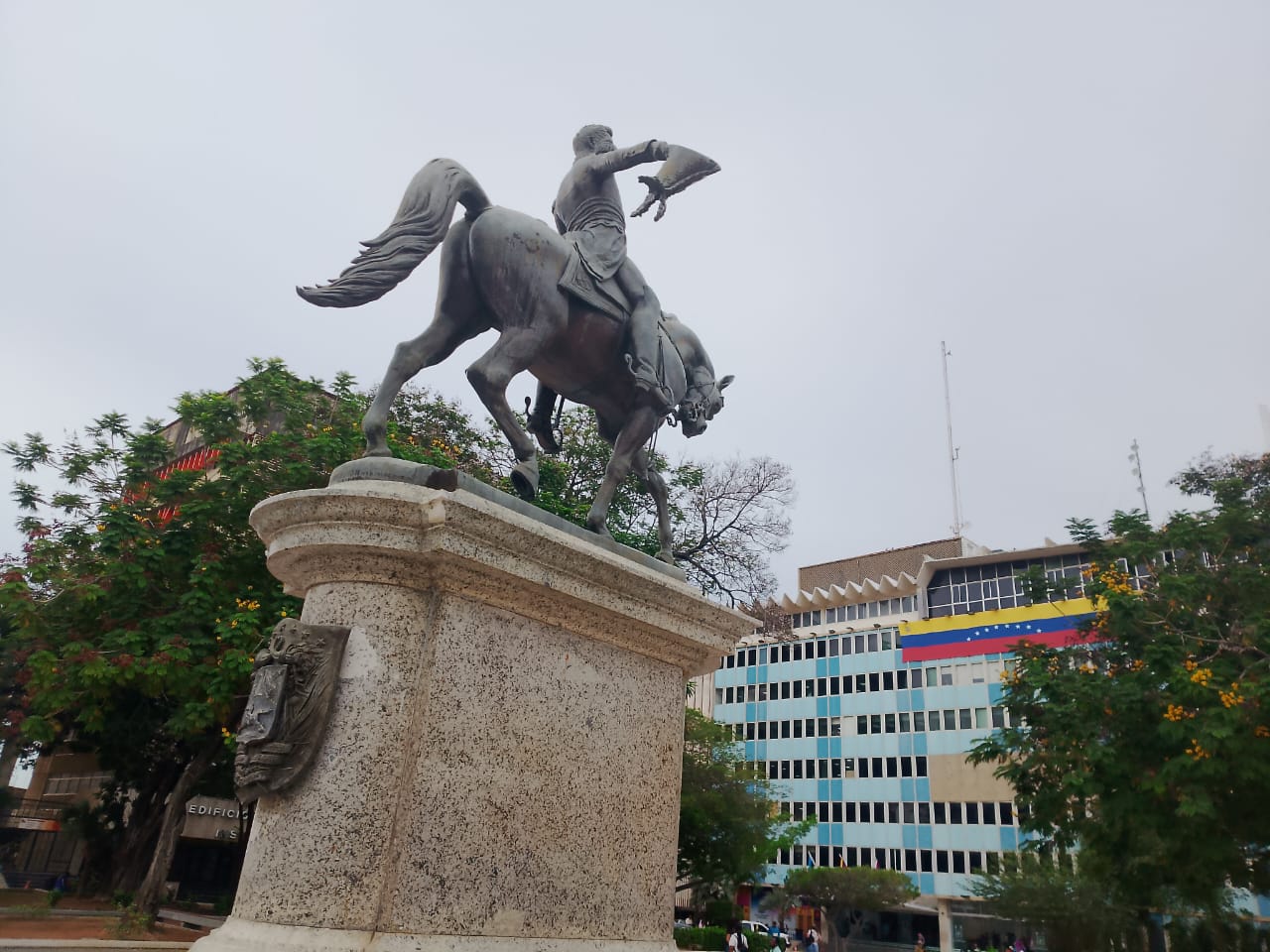 ¿Qué hay debajo de la estatua del Libetador en la plaza Bolívar de Maracaibo?