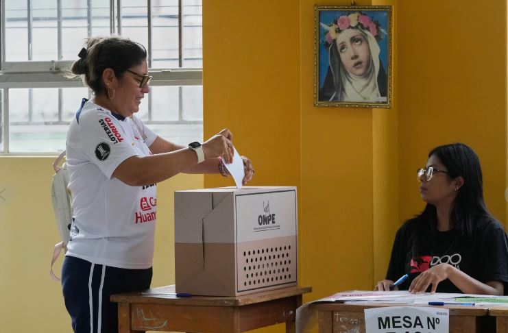 Fujimori y López Aliaga lideran el conteo de votos en Perú