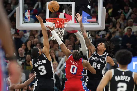 NBA: Spurs vencen a 76ers y aseguran el segundo puesto del Oeste