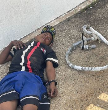 Insólito en Maracaibo: Desmanteló un aire acondicionado y "echó" una siesta con el botín en una plaza de Villas del Sur