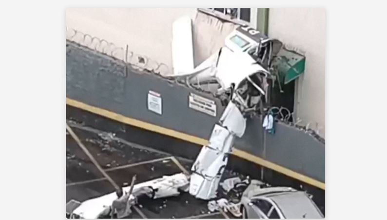 Dos fallecidos y tres heridos tras estrellarse avioneta contra un edificio en Brasil
