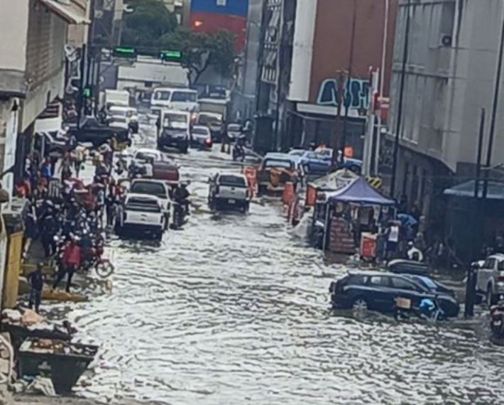 Caracas quedó afectada por fuerte aguacero que dejó calles anegadas y árboles caídos por el paso del ciclón tropical 5