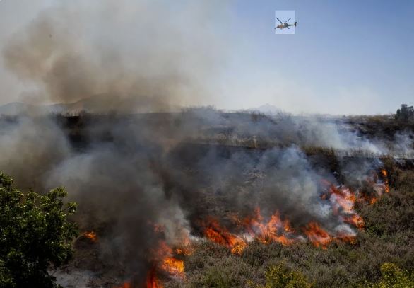 Evacúan a más de 20 mil personas por incendio forestal que amenaza viviendas en California