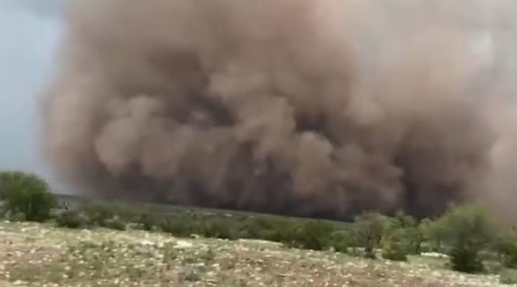 Captan impactante tornado de polvo en el norte de México
