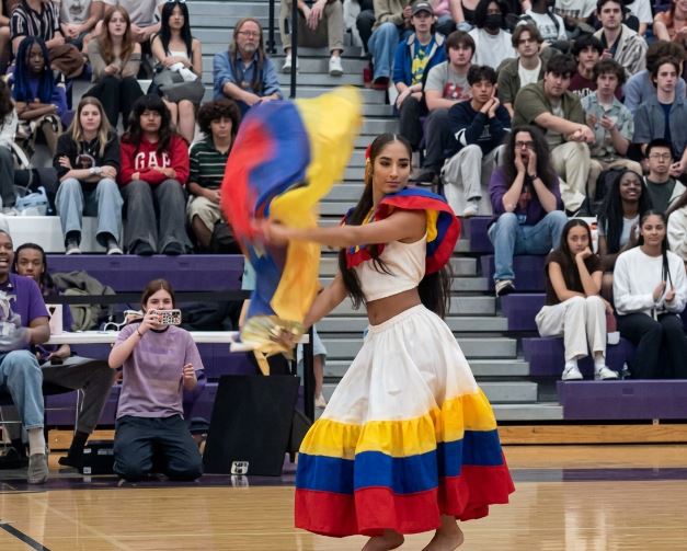 ¡Energía pura! Adolescente venezolana se vuelve viral tras bailar tambores en su secundaria en Seattle