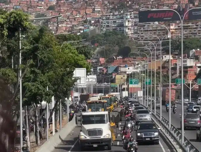 Arriban a La Guaira maquinaria pesada para continuar con las labores de rescate en las zonas afectadas