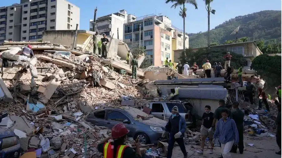 Continúan labores de rescate en Caracas y La Guaira después de que dos potentes terremotos sacudieran al país