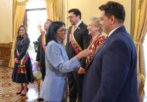 Presidenta Delcy Rodríguez condecora al equipo jurídico-diplomático defensor del Esequibo en Miraflores