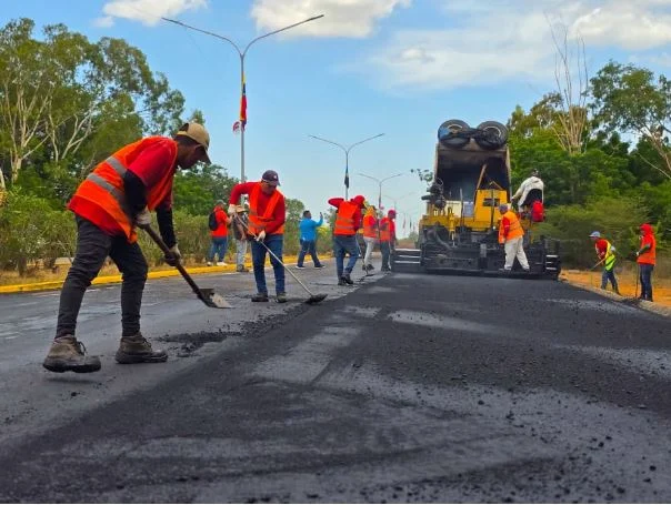 Gobernación del Zulia consolida rehabilitación de la Av. Don Manuel Belloso con la colocación de 24 mil toneladas de asfalto