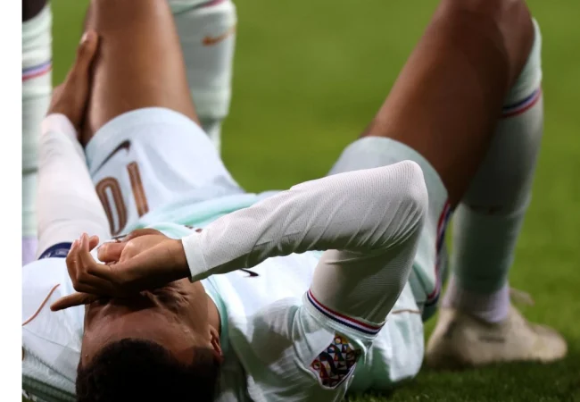 Kylian Mbappé sufrió una hiperextensión en su rodilla izquierda y estará 12 días fuera de las canchas