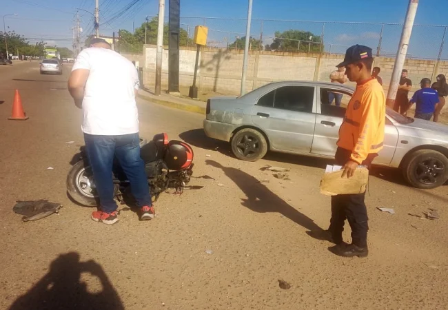 Pareja de esposos resultó herida tras colisión entre carro y moto en el sector Cañada Honda la mañana de este 25-Sep