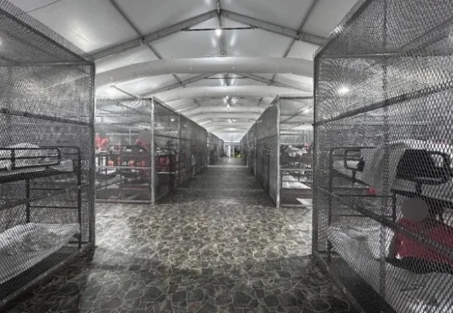 Informe reveló hacinamiento y abusos a los migrantes en centro de detención "Alligator Alcatraz"