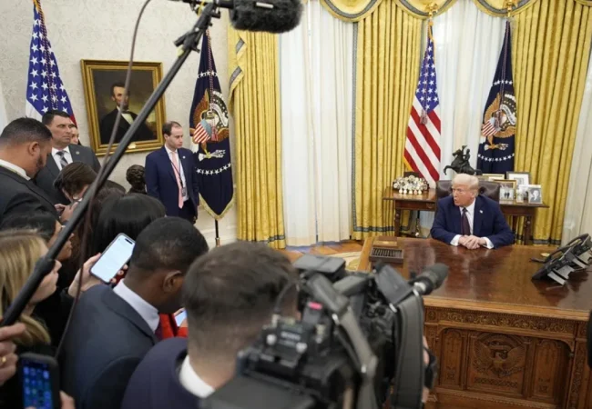 Principales cadenas televisivas suspenden la cobertura conjunta de Trump tras el veto a CNN y otros medios