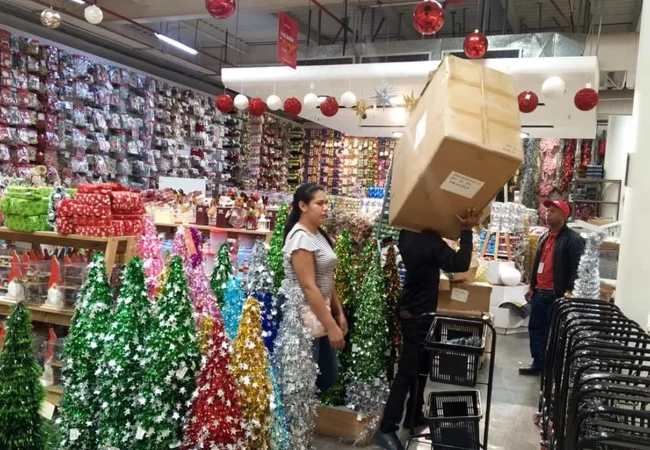 Luces y bambalinas engalanan las vitrinas: Comercio adelanta la temporada navideña