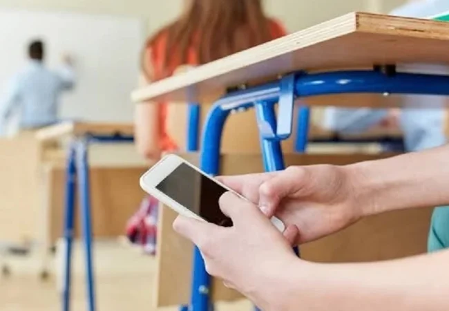 México prohíbe el uso de celulares en escuelas primarias y secundarias a partir del 3 de noviembre
