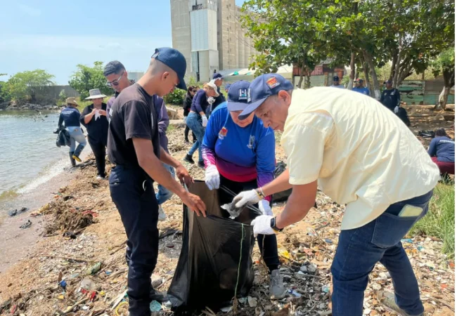 Trabajadores del IMA celebraron el Día Mundial de las Playas saneando orillas del Lago de Maracaibo