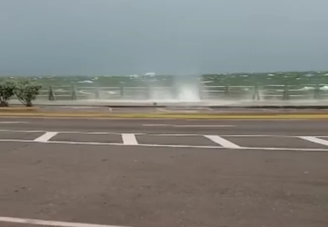 Fuerte ventarrón en Maracaibo este jueves 24-Sept: Oleaje rebasó las barandas en la Vereda del Lago