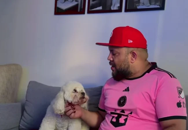 ¡Manipulación nivel Dios!: Perrita le hace el coro a su dueño cantando una canción de ‘Camila’ y se gana su amada pechuga de pollo