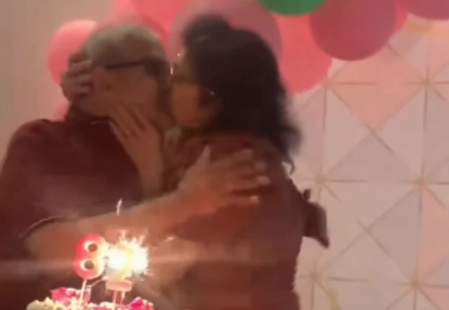 Que no muera la pasión: Abuela sorprende a su esposo con un beso "trancaíto" en su cumpleaños N° 82